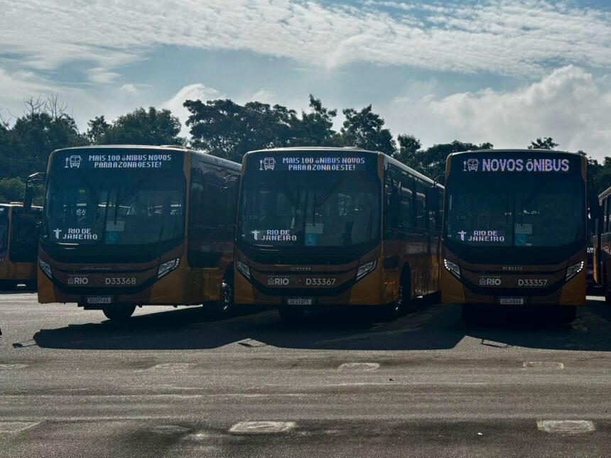 prefeitura-entrega-100-novos-onibus-na-zona-oeste-do-rio-e-promete-ampliar-renovacao-da-frota-ate-2027