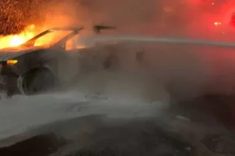 homem-bate-porsche-em-grade,-carro-pega-fogo-e-motorista-desaparece