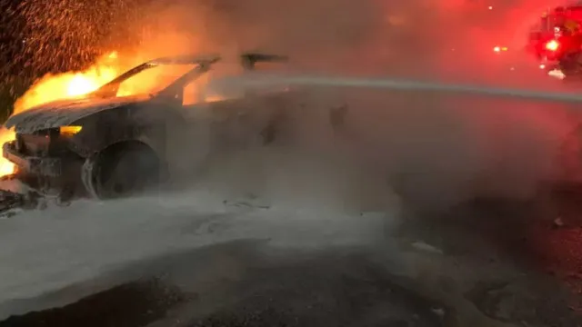 homem-bate-porsche-em-grade,-carro-pega-fogo-e-motorista-desaparece
