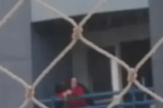 casal-transa-na-sacada-e-vizinhos-acionam-a-policia:-“entao-nao-olhem”
