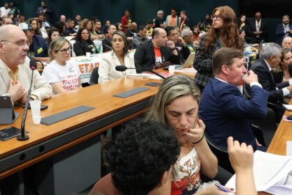 movimentos-sociais-e-entidades-defendem-fim-da-escala-6×1-na-camara