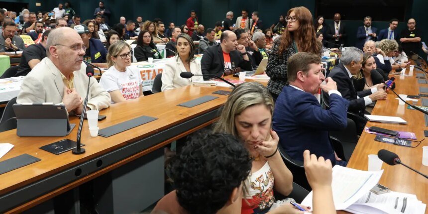 movimentos-sociais-e-entidades-defendem-fim-da-escala-6×1-na-camara