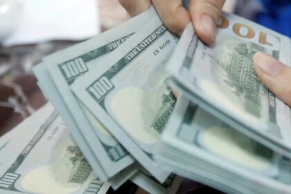 dolar-sobe-para-r$-5,06;-bolsa-cai-com-ipca-15-e-recuo-do-petroleo