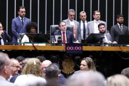 camara-aprova-em-primeiro-turno-pec-que-acaba-com-escala-6×1-e-reduz-jornada-para-40-horas