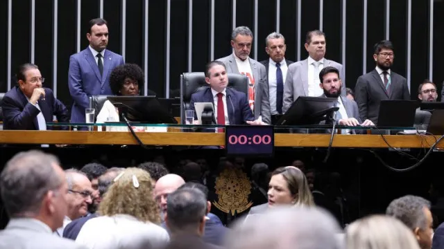 camara-aprova-em-primeiro-turno-pec-que-acaba-com-escala-6×1-e-reduz-jornada-para-40-horas