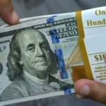 dolar-abre-em-queda-nesta-segunda-com-atencoes-voltadas-a-negociacoes-no-oriente-medio