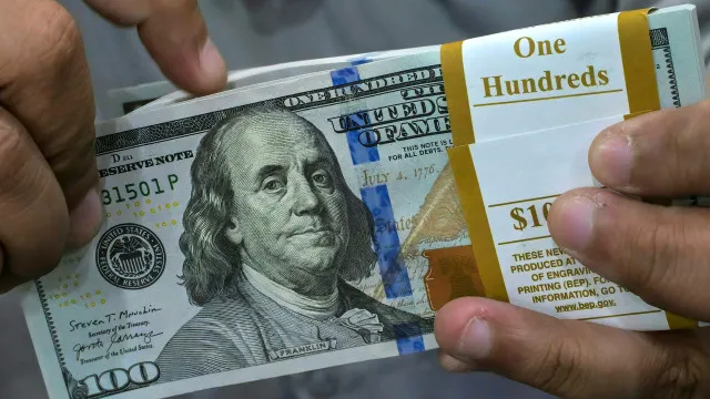 dolar-abre-em-queda-nesta-segunda-com-atencoes-voltadas-a-negociacoes-no-oriente-medio