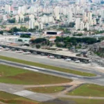 mulher-morre-apos-cair-de-escada-de-aviao-no-desembarque-em-congonhas