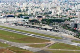 mulher-morre-apos-cair-de-escada-de-aviao-no-desembarque-em-congonhas