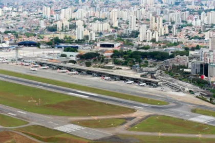 mulher-morre-apos-cair-de-escada-de-aviao-no-desembarque-em-congonhas