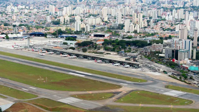 mulher-morre-apos-cair-de-escada-de-aviao-no-desembarque-em-congonhas