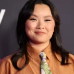 atriz-de-‘margo’s-got-money-troubles’-revela-ter-sido-abandonada-ainda-bebe-em-escadaria