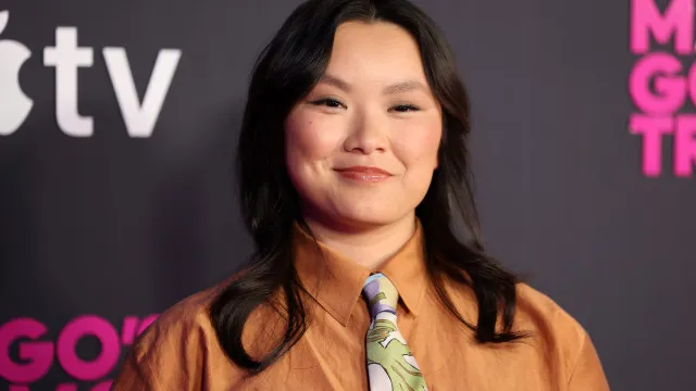 atriz-de-‘margo’s-got-money-troubles’-revela-ter-sido-abandonada-ainda-bebe-em-escadaria