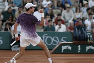 mensik-derruba-joao-fonseca-nas-quartas-em-roland-garros:-3-a-0