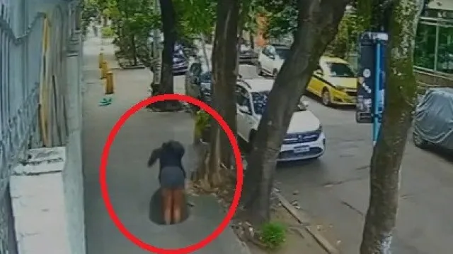 mulher-cai-em-bueiro-no-rio-e-fica-presa-apos-tampa-se-fechar;-veja