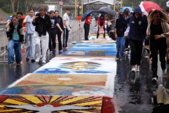 fieis-enfrentam-chuva-para-fazer-tapetes-de-corpus-christi-no-rio