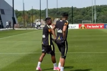 apos-polemica,-casemiro-e-endrick-entram-juntos-no-gramado-para-treino-da-selecao-brasileira