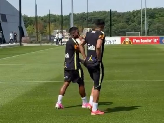 apos-polemica,-casemiro-e-endrick-entram-juntos-no-gramado-para-treino-da-selecao-brasileira