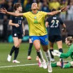 bia-zaneratto-celebra-gols-palmeirenses-em-vitoria-e-revela-conselho-a-taina:-‘mais-dificil-que-chegar-aqui-e-ficar’