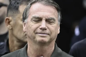bolsonaro-apresenta-solucos-‘acima-da-media’,-mostra-relatorio-medico