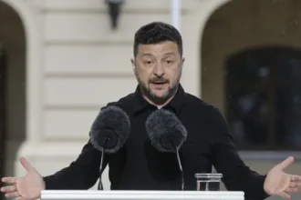 zelensky-chega-a-londres-para-reuniao-com-starmer,-merz-e-macron