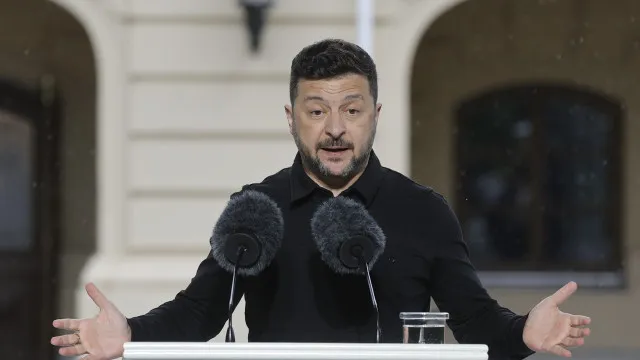 zelensky-chega-a-londres-para-reuniao-com-starmer,-merz-e-macron