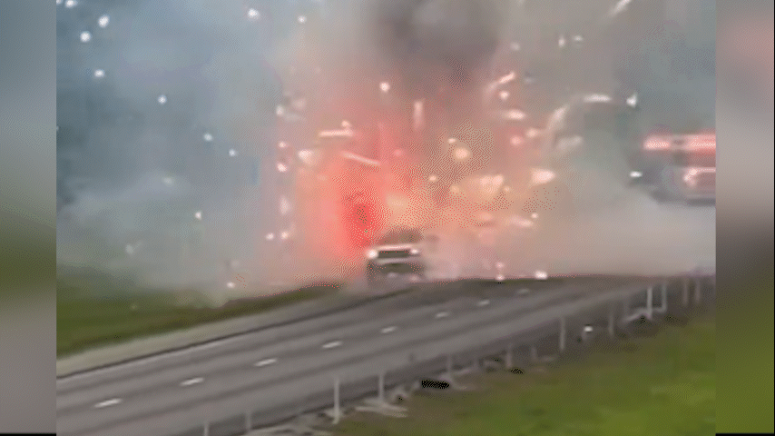 trailer-se-incendeia-e-faz-fogos-de-artificio-serem-disparados-em-estrada
