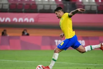 bruno-guimaraes-faz-campanha-pela-manutencao-de-paqueta-no-meio-campo