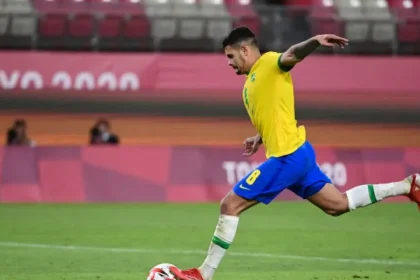 bruno-guimaraes-faz-campanha-pela-manutencao-de-paqueta-no-meio-campo