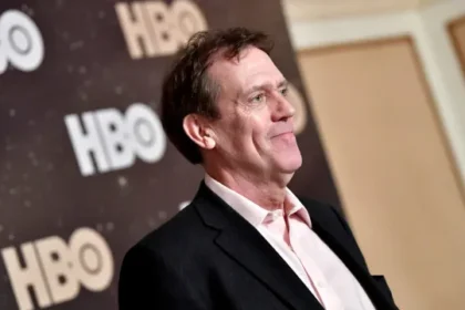 hugh-laurie-pede-desculpas-apos-atacar-critica-de-jornalista-sobre-‘dr.-house’