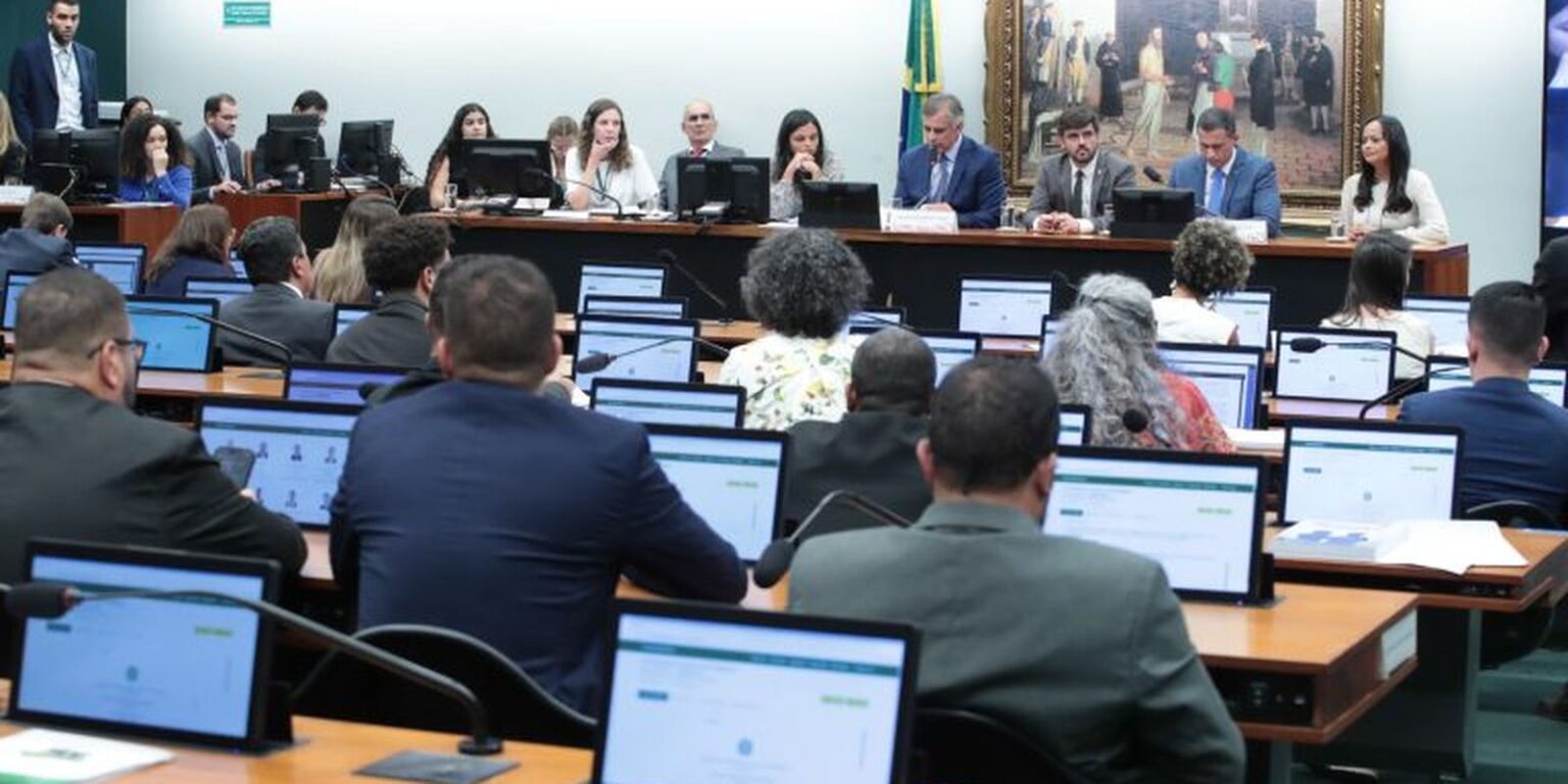 ccj-da-camara-suspende-analise-de-pec-que-reduz-maioridade-penal