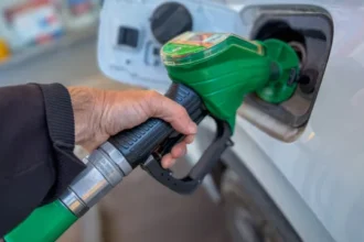 petroleo-despenca-quase-5%-e-fica-abaixo-de-us$-90-apos-um-mes-e-meio