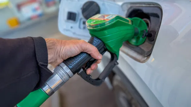 petroleo-despenca-quase-5%-e-fica-abaixo-de-us$-90-apos-um-mes-e-meio