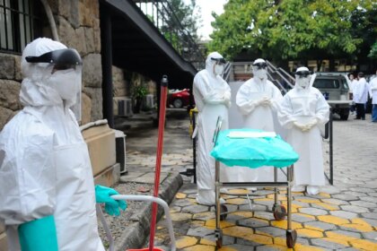 tres-morrem-no-quenia-em-protestos-contra-centro-dos-eua-para-ebola