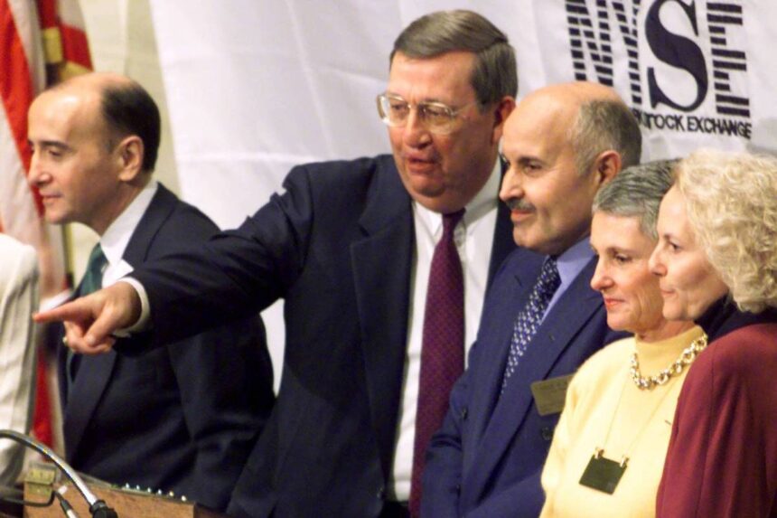 morre-lee-r.-raymond,-ceo-que-transformou-exxon-mobil-em-gigante-do-petroleo