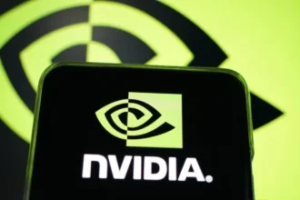 tendencia-e-de-custos-de-ia-cairem-com-aumento-de-modelos,-afirma-diretor-da-nvidia