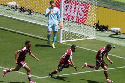 catar-pune-suica-nos-acrescimos-e-busca-empate-com-gol-heroico-de-cabeca