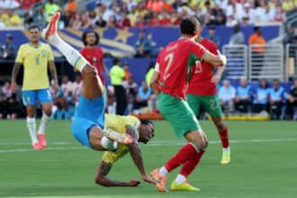 dublagem-revela-debate-entre-alisson-e-gabriel-magalhaes-apos-gol-do-marrocos:-‘nao-e-para-correr-para-tras’o