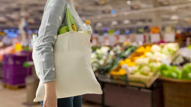 lavar-nao-basta:-o-que-ninguem-te-conta-sobre-o-alimento-que-voce-compra