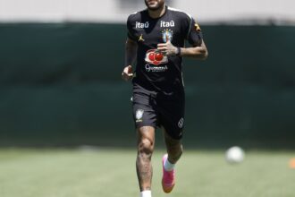 neymar-vai-a-campo-pela-primeira-vez-em-treino-da-selecao-brasileira