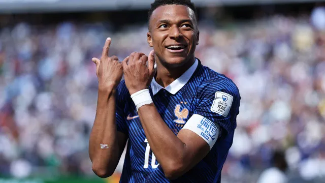mbappe-faz-historia-e-da-vitoria-a-franca-frente-ao-senegal-na-copa