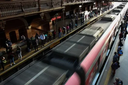 falha-no-sistema-de-portas-causa-lentidao-em-tres-linhas-do-metro-de-sao-paulo