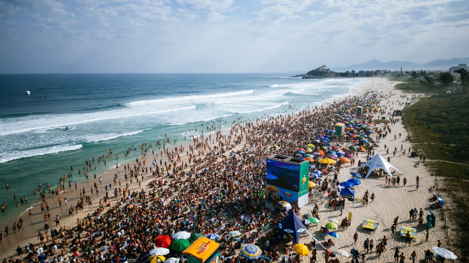 saquarema-vive-carnaval-fora-de-epoca-durante-etapa-do-circuito-mundial-de-surfe