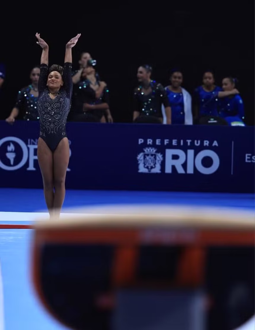 brasil-fica-com-a-prata-por-equipes-no-pan-americano-de-ginastica-e-rebeca,-de-volta-as-competicoes,-avanca-a-final-do-salto