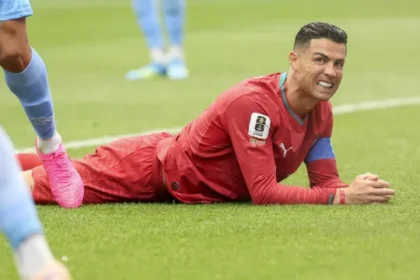 cr7-e-detonado-apos-empate-na-copa:-“dez-homens-e-uma-estatua”