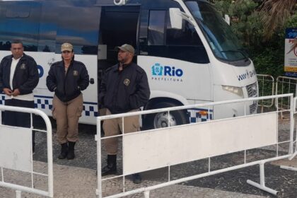 turista-espanhol-cai-na-pedra-do-arpoador-e-e-resgatado-por-guardas-municipais-e-bombeiros