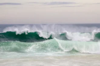 rio-entra-em-alerta-para-ressaca-e-ondas-de-ate-2,5-metros