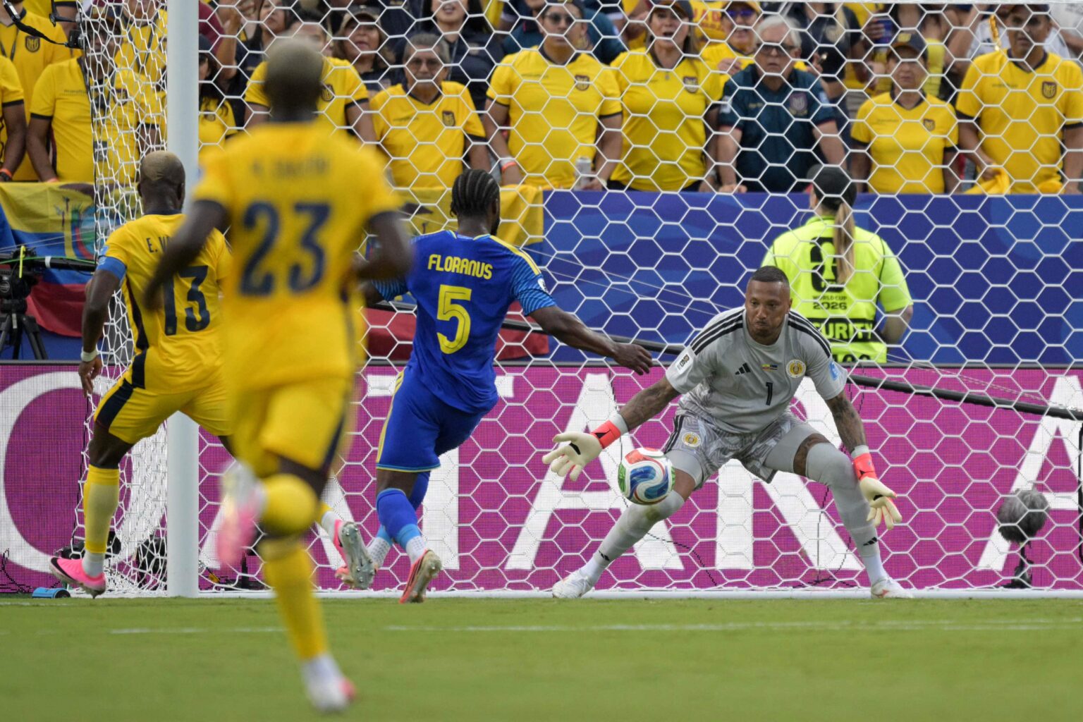 apos-levar-sete-da-alemanha,-goleiro-de-curacao-bate-recorde-de-defesas-em-empate-sem-gols-com-o-equador