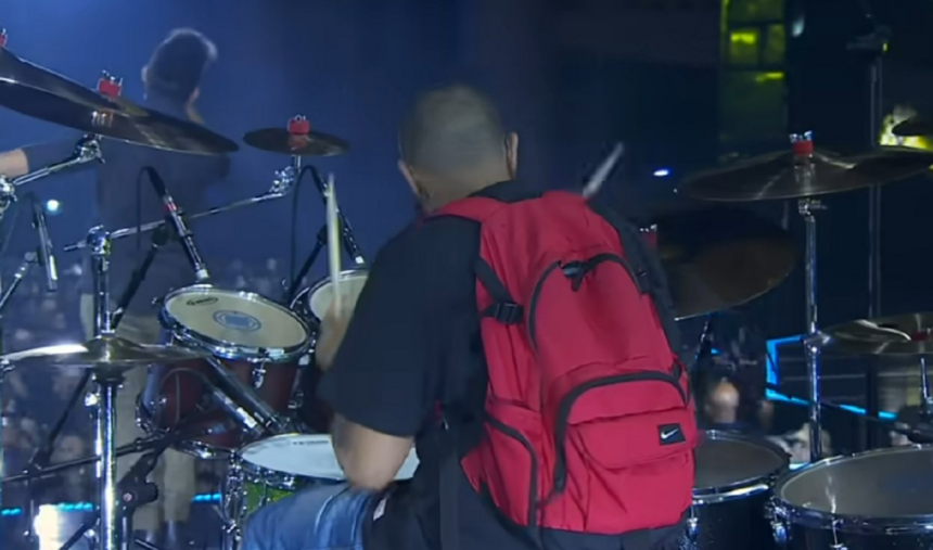 de-baterista-de-henrique-e-juliano-tocando-de-mochila-volta-a-chamar-atencao-nas-redes-apos-reacao-de-cantora