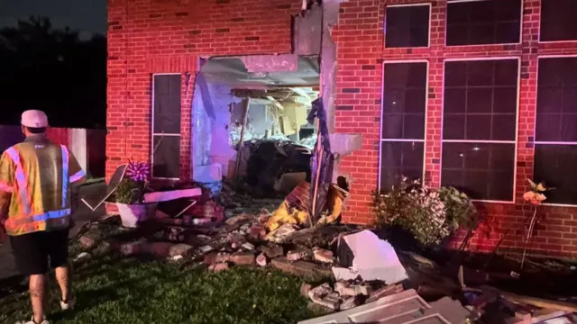 mulher-morre-apos-tesla-em-piloto-automatico-bater-contra-casa-nos-eua